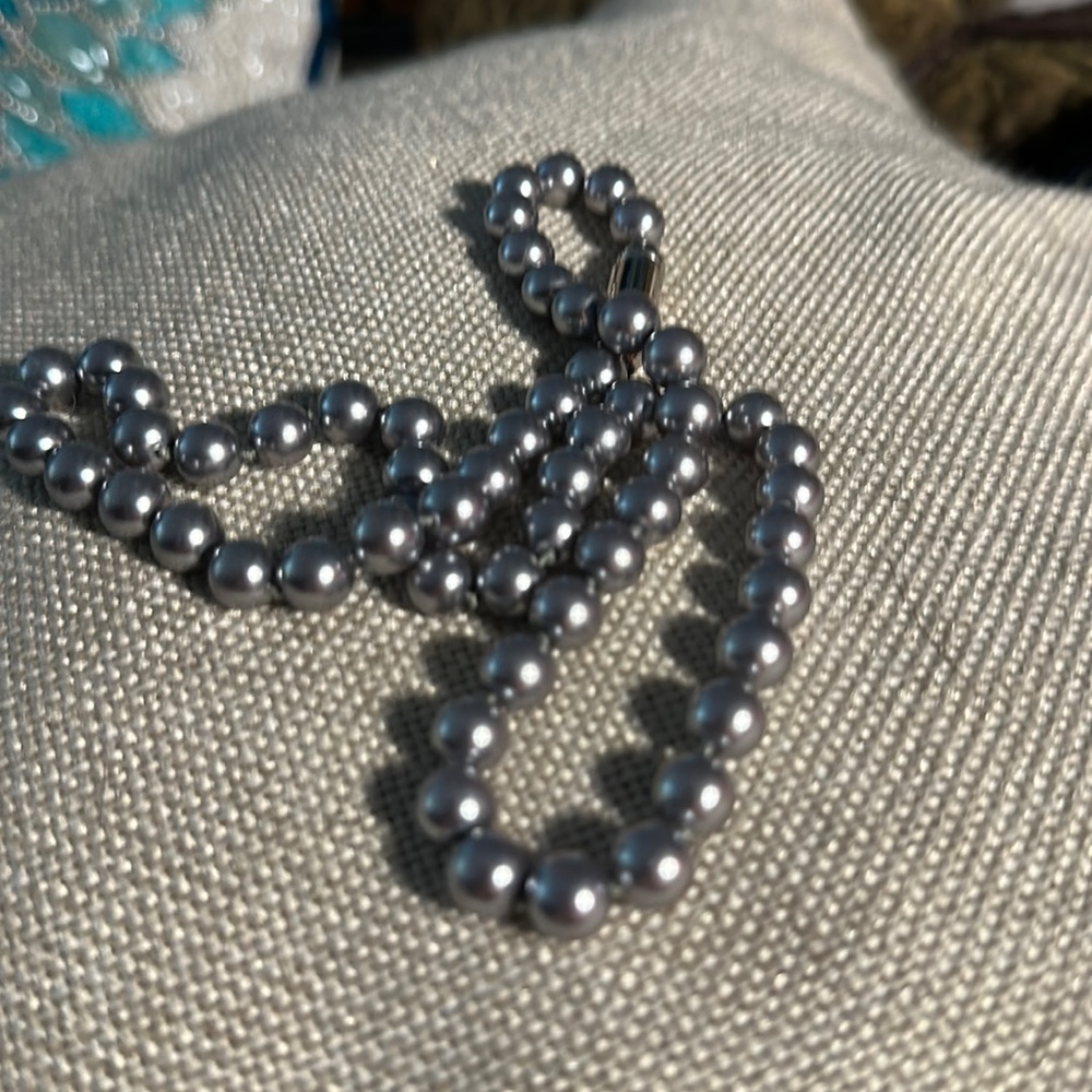 Pearl necklace with magnetic clasp